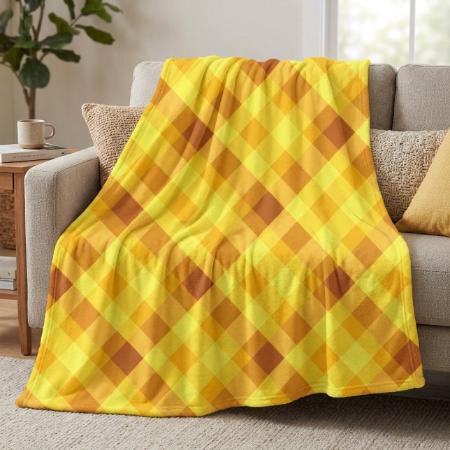 Niedliches Eigelb Gelb Kariertes großes Fleece Sch (Cute Egg Yolk Yellow Plaid Large Fleece Blanket draped over a sofa in a living room.)