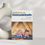 Niedliches einfaches Glück Hanukkah Custom Foto Ho<br><div class="desc">Feiern Sie Hanukkah mit dieser niedlichen und einfachen Urlaubskarte,  personalisiert mit Ihrem Lieblings-Foto. Das fröhliche Design verleiht Ihren Urlaubsgrußfreuden eine Touch,  die es perfekt macht,  während des Festivals der Lichter mit den Lieben die warmen Wünsche zu teilen.</div>