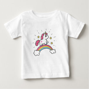 Niedliches Einhorn auf einem Regenbogendesign Baby T-shirt