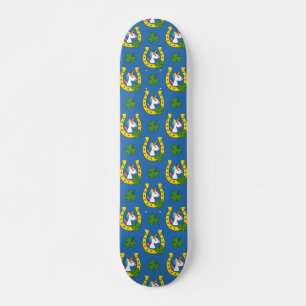 Niedliches Einhorn auf St Patrick's Day Pattern Skateboard