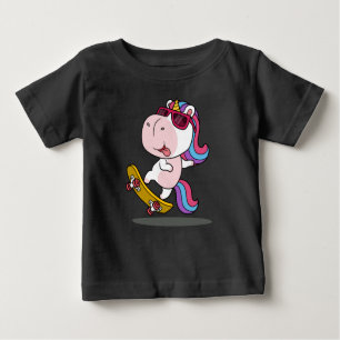 Niedliches Einhorn beim Skateboard Baby T-shirt