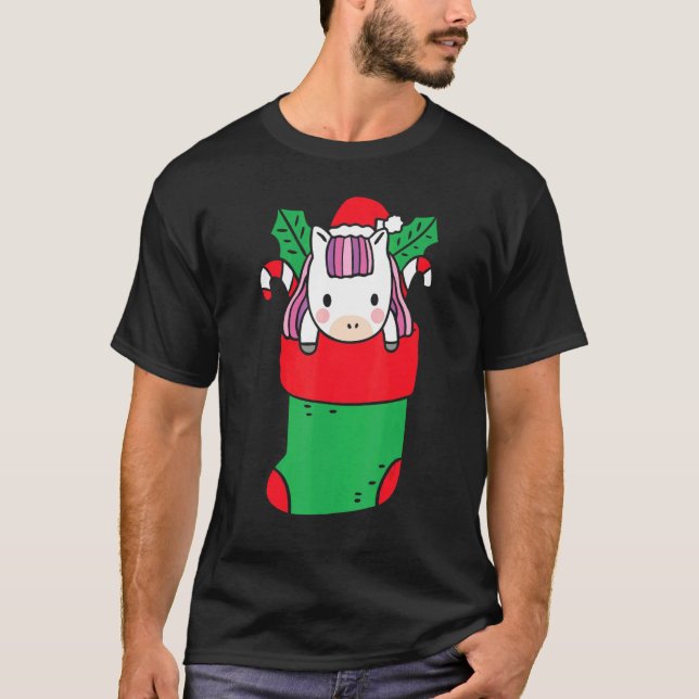 Niedliches Einhorn im Inneren der Weihnachtssocke  T-Shirt (Vorderseite)