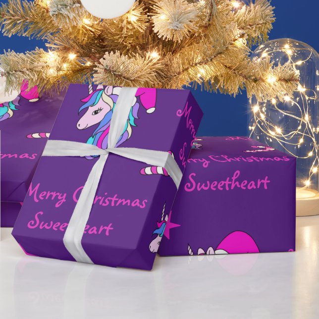 Niedliches Einhorn in rosa Weihnachtsmannmütze zu  Geschenkpapier (Feiertage)