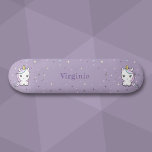 Niedliches Einhorn-Lila-Skateboard Skateboard<br><div class="desc">Ein lila Skateboard mit niedlichen Einhörnern,  Polka Punktehintergrund und einem anpassbaren Vornamen. Ein tolles Geschenk für einen Skateboarder,  der Kawaii Design und lila Farbe Liebe!</div>