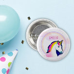 Niedliches Einhorn Magische Sterne Mädchen Geburts Button<br><div class="desc">Niedliche Unicorn Magical Stars Girl Name Geburtstag Taste. Diese wunderschöne und magische Geburtstagskarte wird Ihren besondere Anlass noch magischer machen! Personalisieren Sie es mit einem Namen Ihrer Wahl und lassen Sie Ihre Kleinen sich an ihrem besonderen Tag besonders fühlen. Die Schaltfläche zeigt ein niedliches Einhorn,  das zeichne.</div>