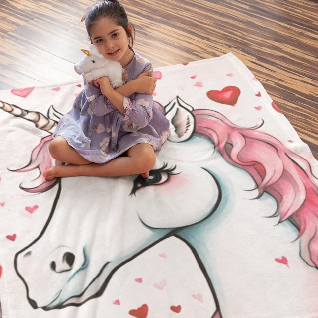 Niedliches Einhorn mit Herz Fleecedecke (The perfect blanket for a bedroom or playroom.)
