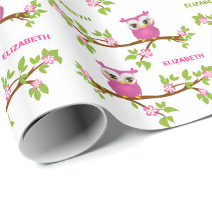 Niedliches Eulen-Mädchen auf einem Geschenkpapier