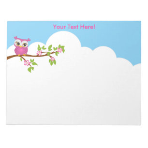 Niedliches Eulen-Mädchen auf einem Notizblock