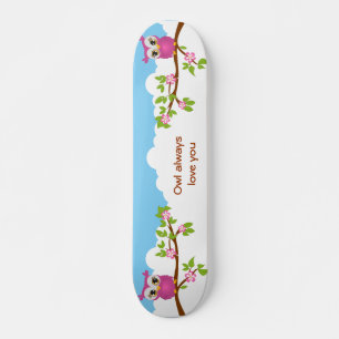 Niedliches Eulen-Mädchen auf einem Skateboard