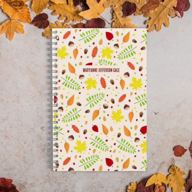 Niedliches Fallmuster mit bunten Blätter und Nüsse Notizbuch (Colorful fall leaves custom name notebook personalized with your name)