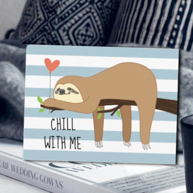Niedliches, faules Stoffbärendesign für Valentinst Postkarte ("Chill with me" Valentine's Day sloth design)