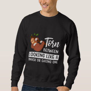 Niedliches Faultier, das zwischen einem Imbiss und Sweatshirt
