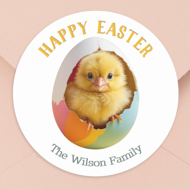 Niedliches, flauschiges Kichtenhahn mit bunten Ost Runder Aufkleber (A personalized sticker with cute Easter chick hatching from a colorful egg with Happy Easter message)