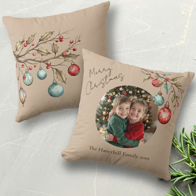 Niedliches Foto Beige Weihnachtsbaum Kissen (Family photo with watercolor ornaments pillow with beige background.)