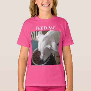 Niedliches Foto des hungrigen Hundes, der nicht ab T-Shirt
