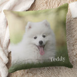 Niedliches Foto für Heimtiere Personalisiert Name  Kissen<br><div class="desc">Das moderne und personalisierte Kissen, das perfekt dazu geeignet ist, Ihr geliebtes Haustier auf einzigartige Weise zu präsentieren. Dieses Kissen ist ein tolles Geschenk für Familie, Freunde und sogar Großeltern, denn es gibt die Möglichkeit, den Namen Ihres Hauses hinzuzufügen. Das Kopfkissen ist mit einem hochwertigen Foto Ihres Furry-Freundes versehen, das...</div>