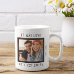 Niedliches Foto Liebe bei First Swipe Zweifarbige Tasse<br><div class="desc">Machen Sie Ihren besonderen Anlass unvergesslich mit dieser auffallenden "Liebe at First Swipe" personalisierten Foto Kaffee-Tasse. Diese Tasse ist perfekt für Paare, die sich zuerst auf einer verabredet Internetseite angemeldet haben, und präsentiert ein einzigartiges Design, das die besondere Art und Weise feiert, wie Sie beide kennengelernt haben. Zeigen Sie Ihre...</div>
