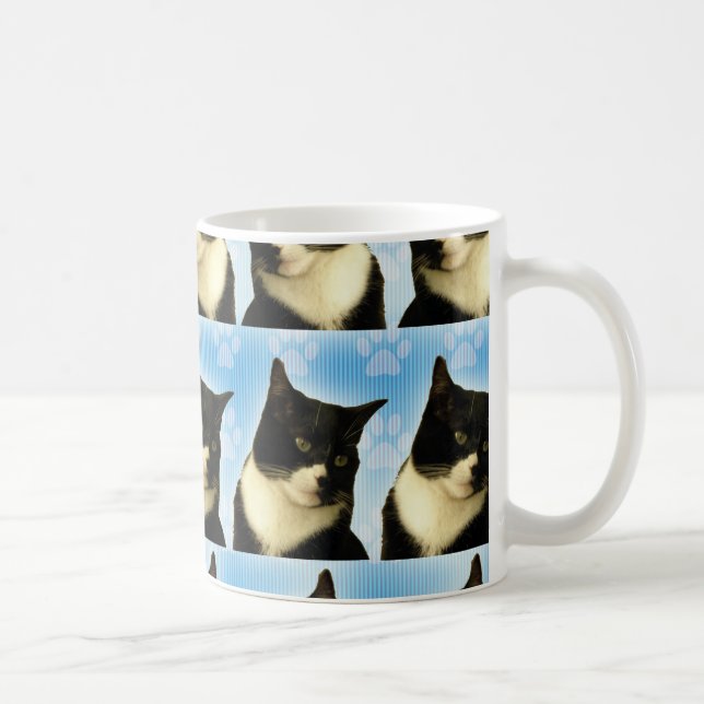 Niedliches Foto Tuxedo Katze auf blauem Muster Kaffeetasse (Rechts)