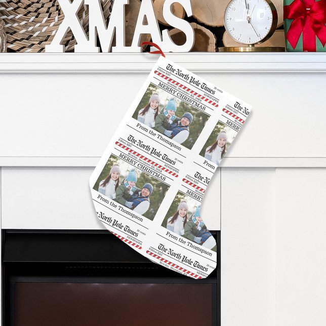 Niedliches Foto Whimsical Zeitung Candy Cane Print Kleiner Weihnachtsstrumpf (Cute simple whimsical newspaper print typography design.)