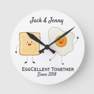 Niedliches Funny Happy Toast Eggcelent Runde Wanduhr