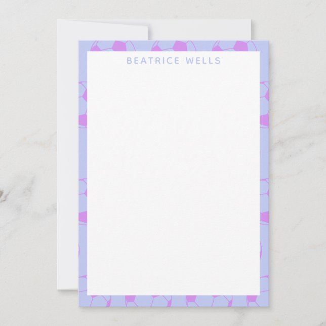 Niedliches Fußball-Ball-Muster in Lila Personalisi (Vorderseite)