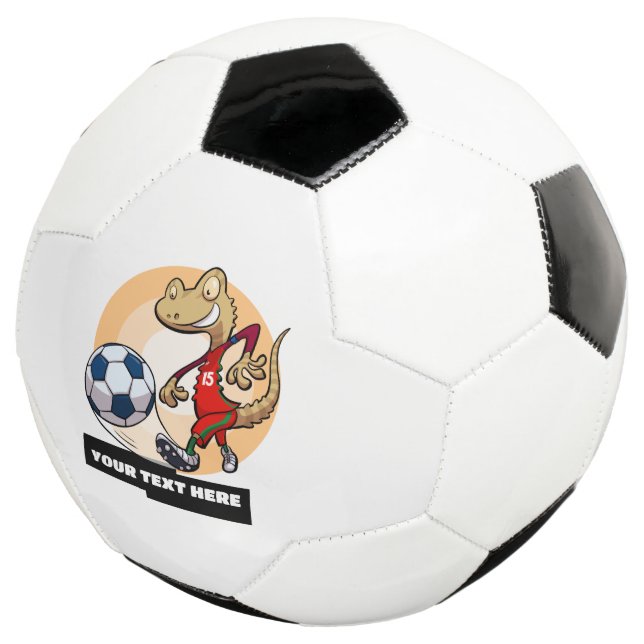 Niedliches Gecko Hinzufügen des Cartoon für den Te Fußball (Dreiviertel)