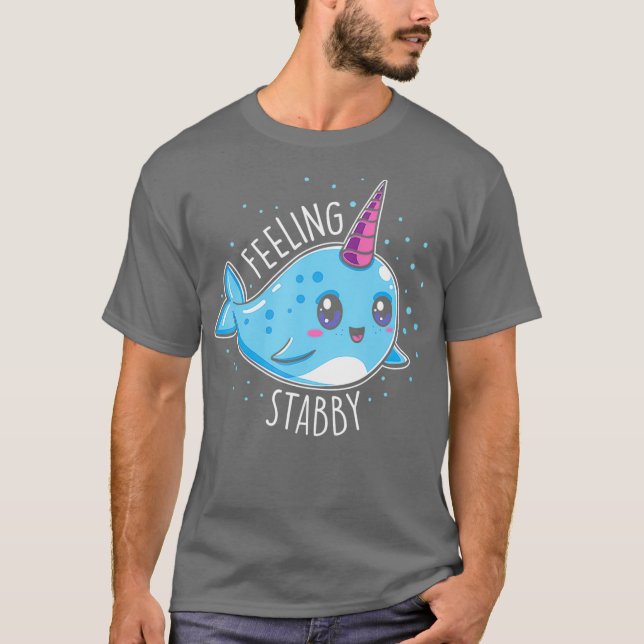 Niedliches Gefühl Stabby Narwhals Kawaii Whale Ges T-Shirt (Vorderseite)