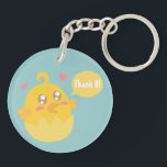 Niedliches Gelbes Baby Kick in der Muschel Eier Schlüsselanhänger<br><div class="desc">Adorable Cartoon eines gelben Babychcks mit glitzernden Augen in einer Muschel. Der Hintergrund kann mit der Hintergrundoption auf die gewünschte Farbe geändert werden. Der junge Vogel hat zwei Herzen und eine Sprechblase, die Sie nach Ihren eigenen Worten anpassen können. Zum Beispiel können Sie "Da!" oder "Ma Ma!" setzen, um die...</div>