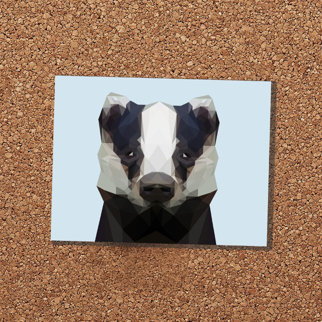 Niedliches geometrisches Abzeichen Postkarte (Postcard with a flat blue background and a cute geometric illustration of a baby badger)