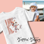 Niedliches Gestochen Tanztabellenkatze Kleinkind T-shirt<br><div class="desc">Etwas Besonderes für eine junge Dame in Ihrem Leben, die vielleicht einen T - Shirt mit einem hübschen "Tappin' Tabby" - Set in glamourösem Bühne-Hintergrund - mit einem maßgeschneiderten Monogramm schätzen. Bereit, ihren Tanz zu machen und dabei zu helfen, es zu einem großartigen Tag zu machen - dieser T -...</div>