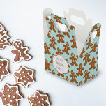 Niedliches Gingerbread Mann Weihnachtskekse Gefäll Geschenkschachtel<br><div class="desc">Eine niedliche kleine Geschenkboxen,  bedeckt mit niedlichen kleinen Lebkuchenmännern. Sie können einen kurzen Gruß auf die Vorderseite und zurück. Ich habe sie auf einen robineiblauen Hintergrund gestellt,  während es die Farbe ihrer Augen hervorhebt.</div>