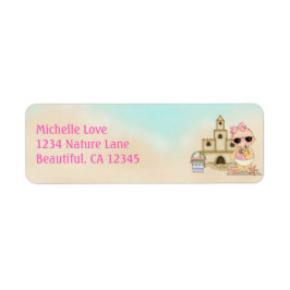 Niedliches Girl Beach Baby und Sandcastle-Adresse