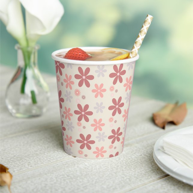 niedliches Glitzer-Mädchen in Rosa Pappbecher (In Situ)