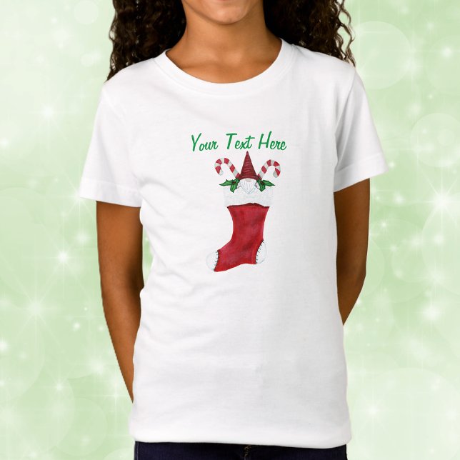 Niedliches Gnome in Red Christmas Strumpf Candy Ca T-Shirt (Cute gnome with candy canes inside red Christmas stocking on kids holiday tee shirt.)