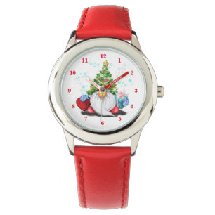 Niedliches Gnome mit Weihnachtsbaumhut und Geschen Armbanduhr