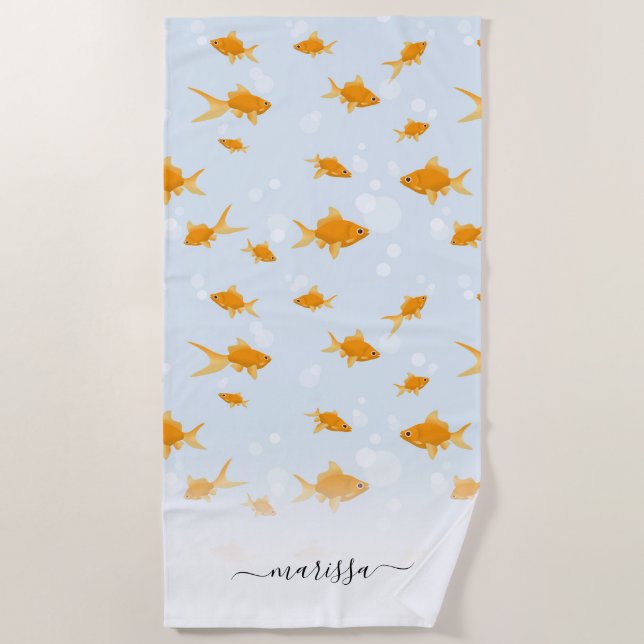 Niedliches Goldfish Schwimmen in Water Script Indi Strandtuch (Vorderseite)