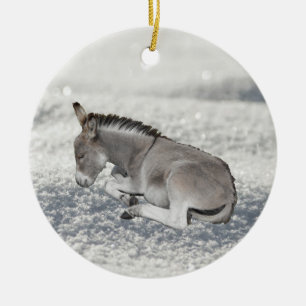 Niedliches graues Baby-Eseljunges im Schnee Keramik Ornament