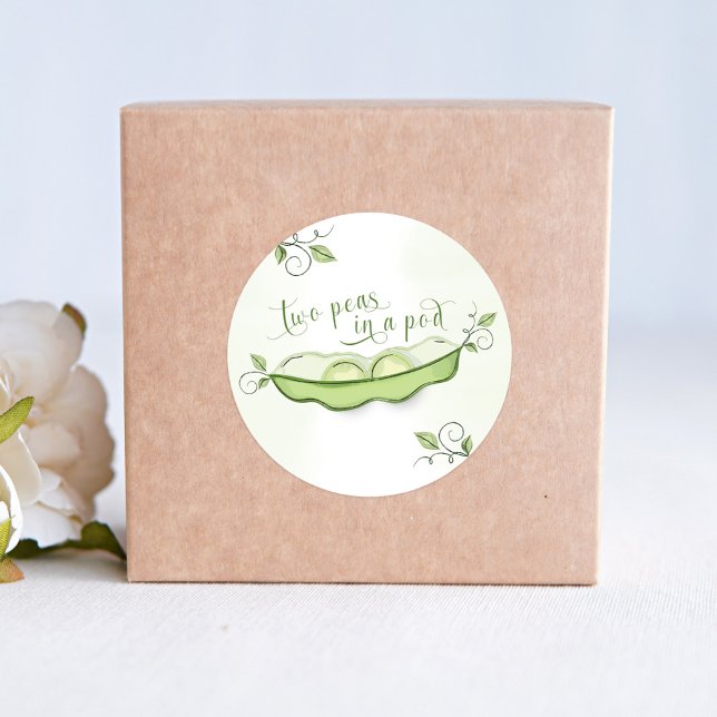 Niedliches grünes Baby gewinnt zwei Erbsen in eine Runder Aufkleber (Two peas in a pod cute baby shower twins sticker. )