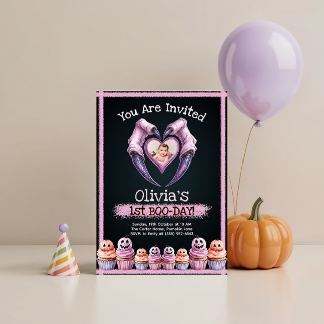 Niedliches Halloween 1. Geburtstag Einladung (Cute Halloween 1st Birthday Invitation with photo template and spooky cupcakes)