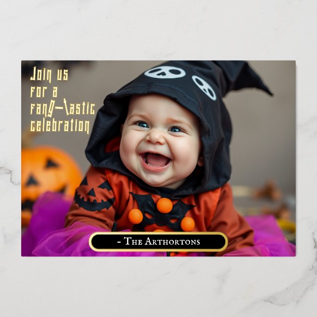 Niedliches Halloween Baby in Hexenkleid Folieneinladung (Vorderseite)