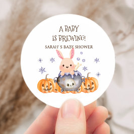 Niedliches Halloween Cauldron Baby ist Braudusche Runder Aufkleber