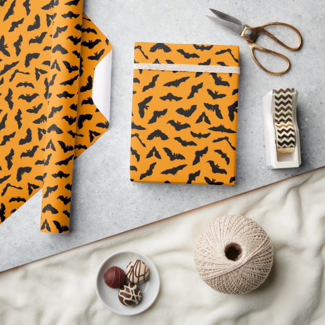 Niedliches Halloween-Flachmuster Orange Geschenkpapier (Kunsthandwerk)