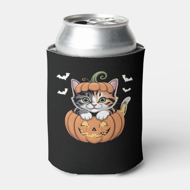 Niedliches Halloween Kitten in einem Kürbisklassis Dosenkühler (Kanne Vorderseite)