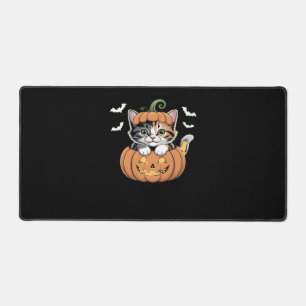 Niedliches Halloween Kitten in einem Kürbisklassis Schreibtischunterlage