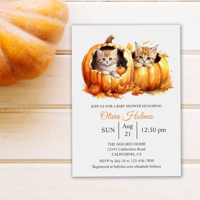 Niedliches Halloween Kitten in Pumpkin Baby Dusche Einladung (Cute Kitten Baby Shower Invitation on white table next to a pumpkin)