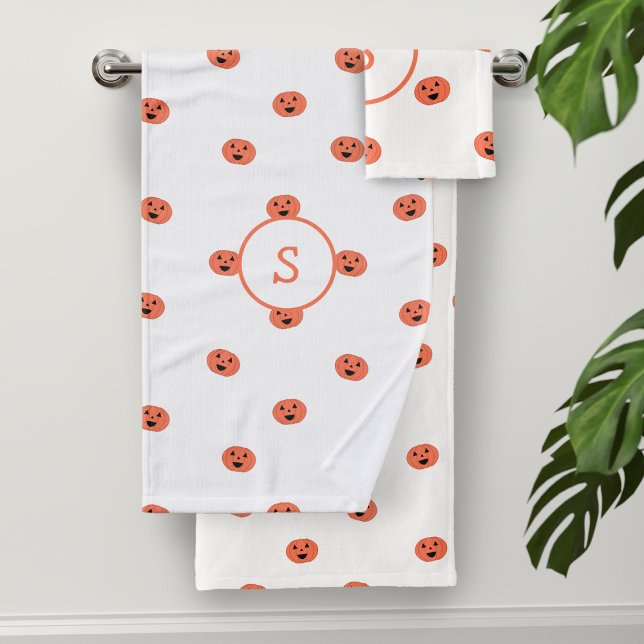 Niedliches Halloween-Kürbismuster Monogramm Weiß Badhandtuch Set (A cute white and orange cute pumpkin themed bath towel set with space for your initial)