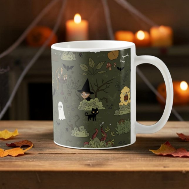 Niedliches Halloween-Spuk-Waldmuster Kaffeetasse (Cute haunted forest mug with cartoon witches, whimsical monsters and ghosts, in a halloween setting)