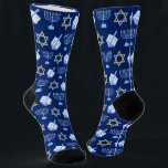 Niedliches Hanukkah Dreidel Menorah Muster Blau Go Socken<br><div class="desc">Schöne Hanukkah Socken in hübschem Blau mit einem coolen Muster des Judentums-Sterns,  dreidel für lustige Chanukah-Spiele,  und die jüdische Menorah für den Urlaub.</div>