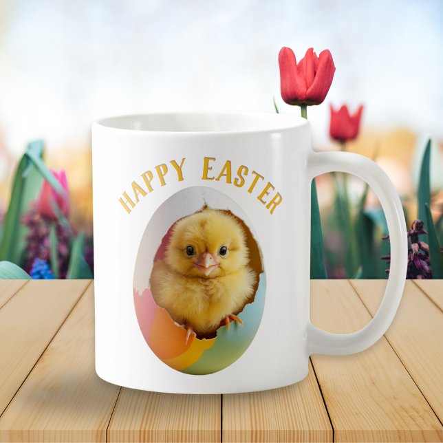 Niedliches Hatching Chick Colorful Fun Ostereier Kaffeetasse (A pretty mug with Happy Easter words and picture of a chick hatching out of a colorful egg in Spring)