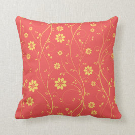 Niedliches hellgelbes und korallenfarbenes zartes kissen